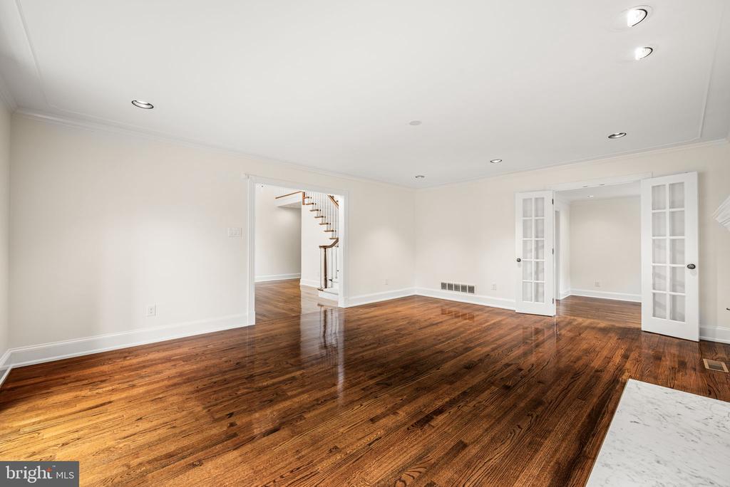 977 DERRING LANE