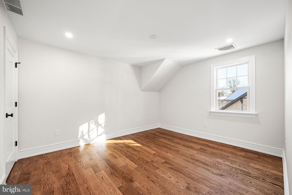 16 NARBROOK PARK