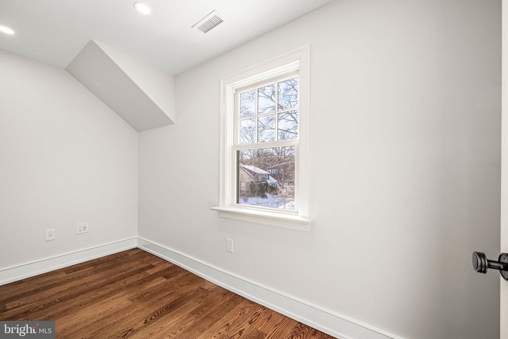 16 NARBROOK PARK
