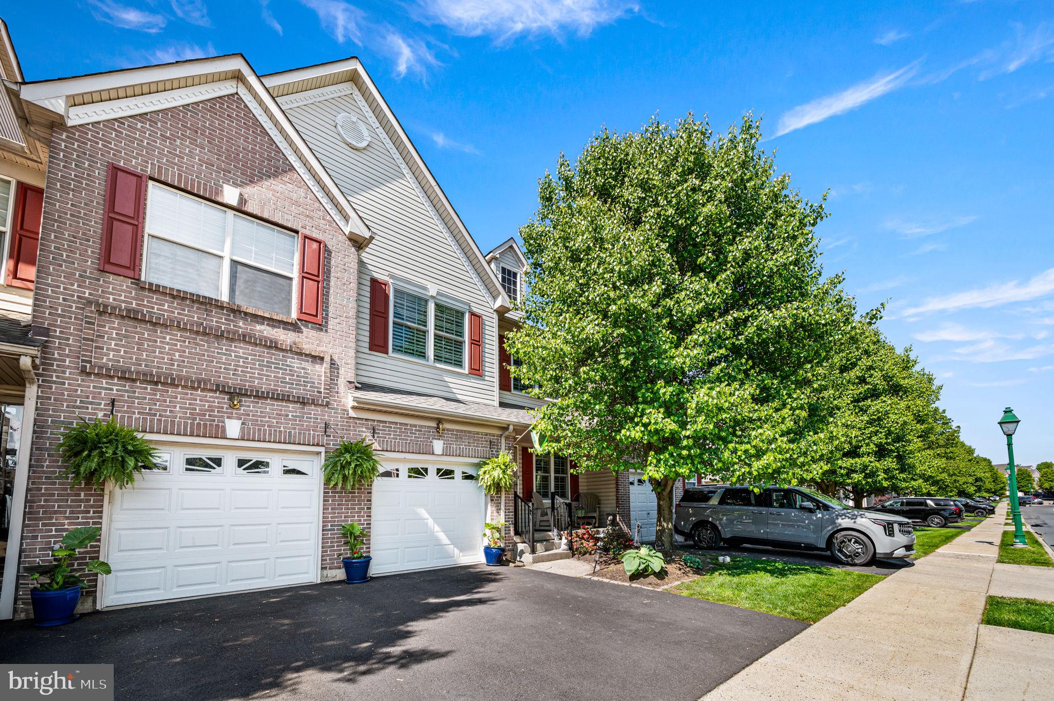 256 LARKSPUR LANE