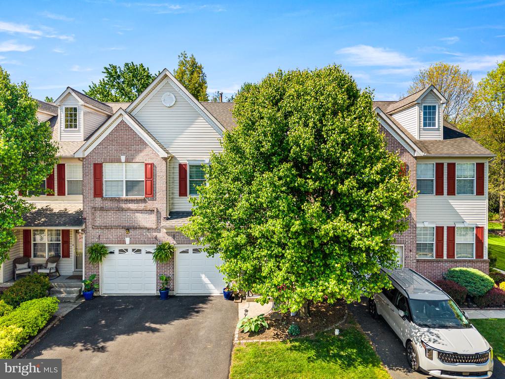 256 LARKSPUR LANE
