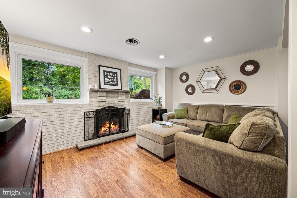 913 HARSTON LANE
