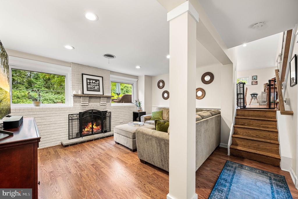 913 HARSTON LANE