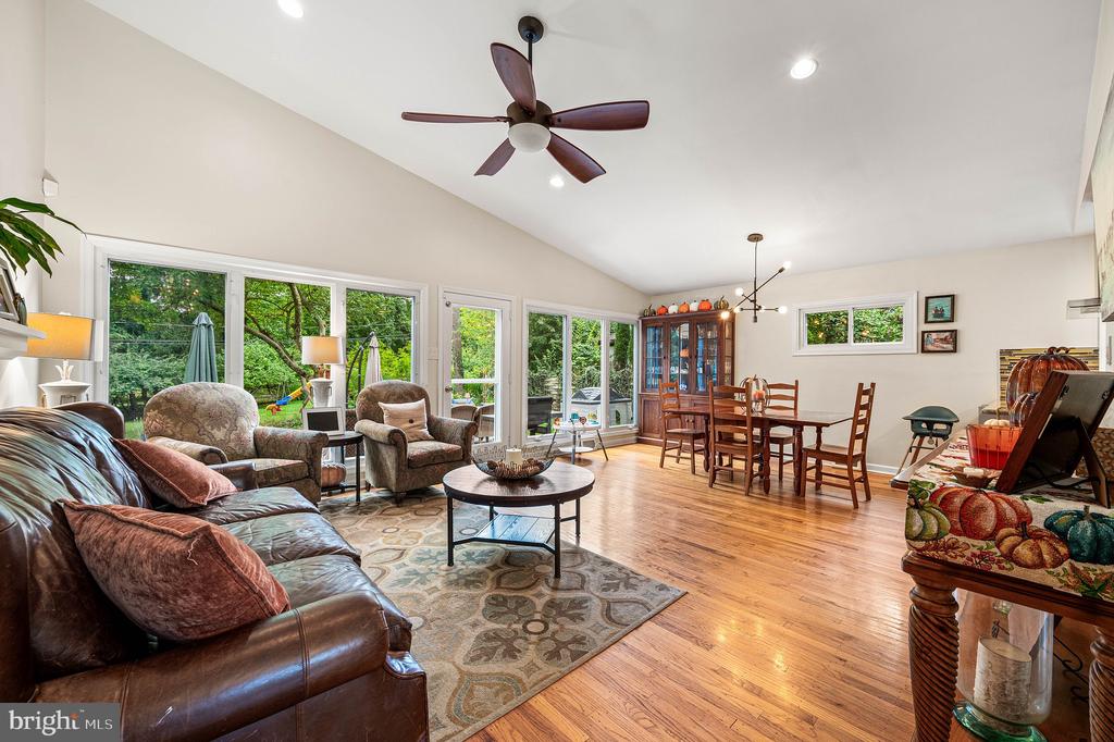 913 HARSTON LANE