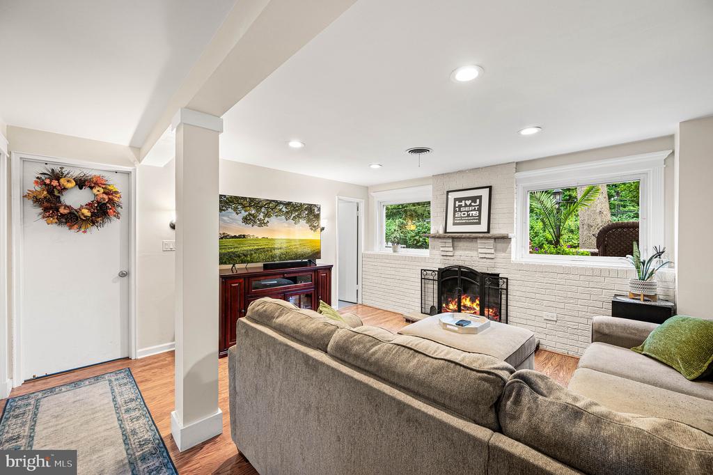913 HARSTON LANE
