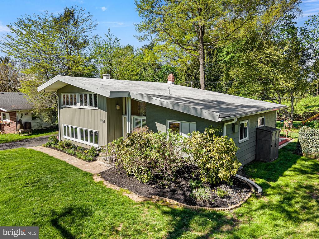 913 HARSTON LANE