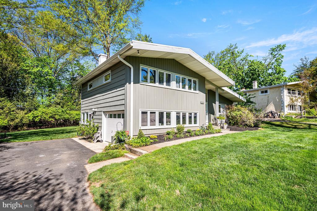 913 HARSTON LANE