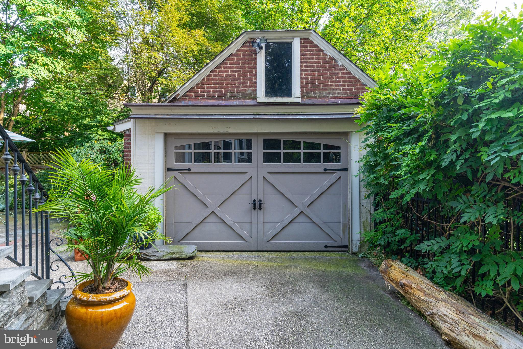 114 W ABINGTON AVENUE