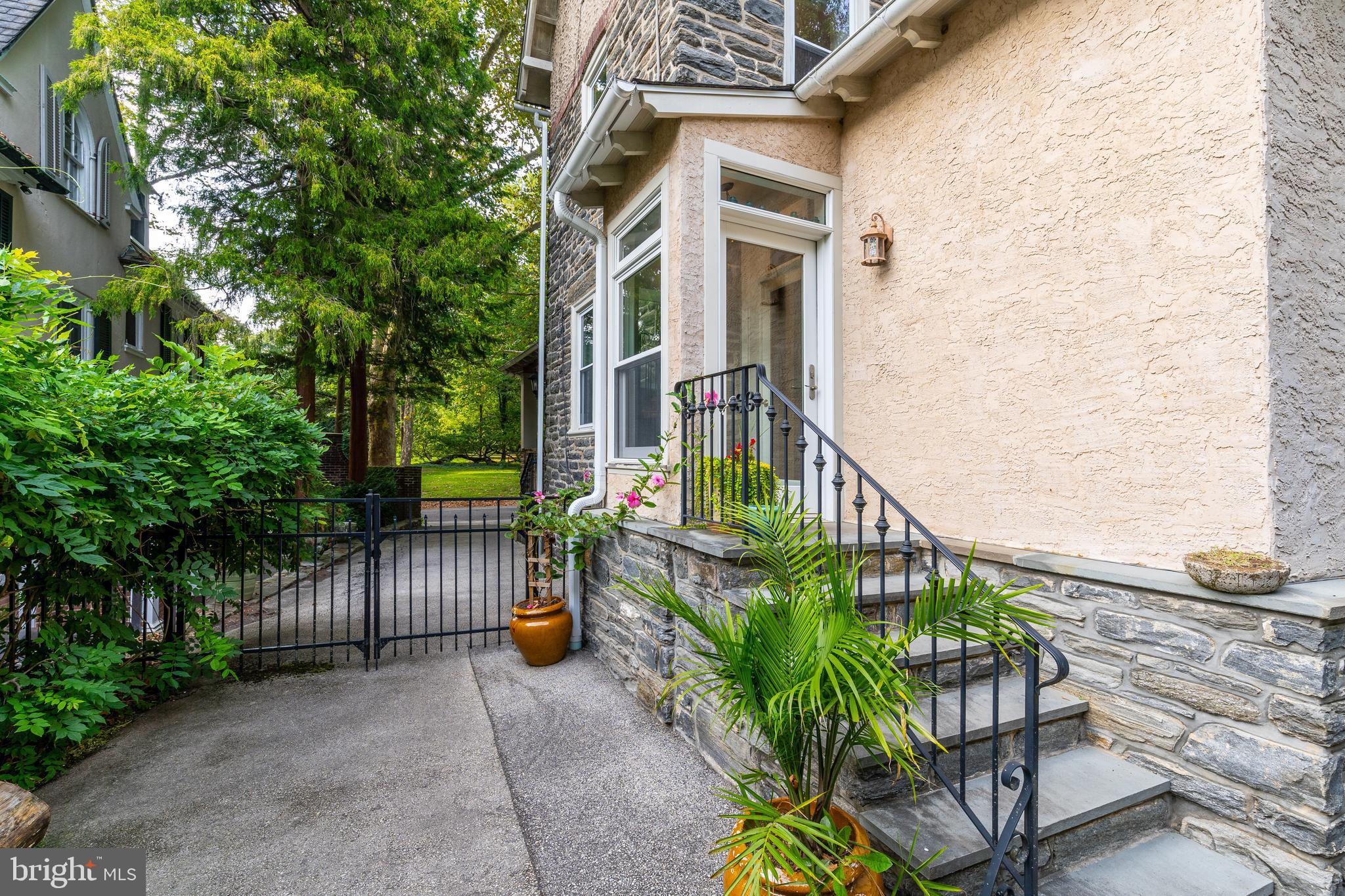 114 W ABINGTON AVENUE