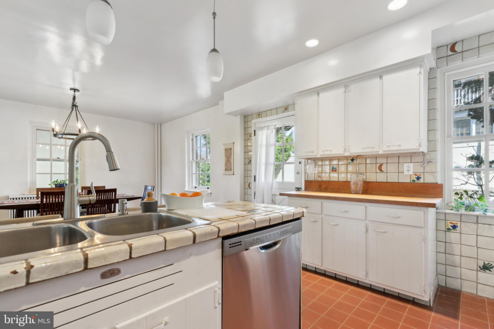 15 W HAMPTON ROAD