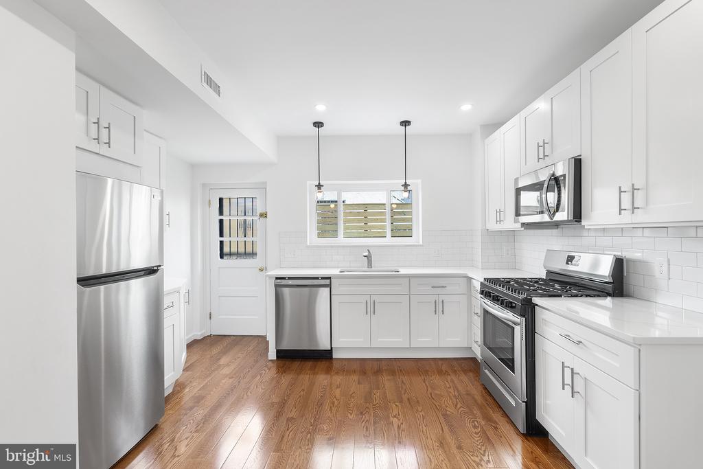 809 GREENWICH STREET