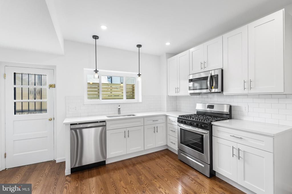 809 GREENWICH STREET