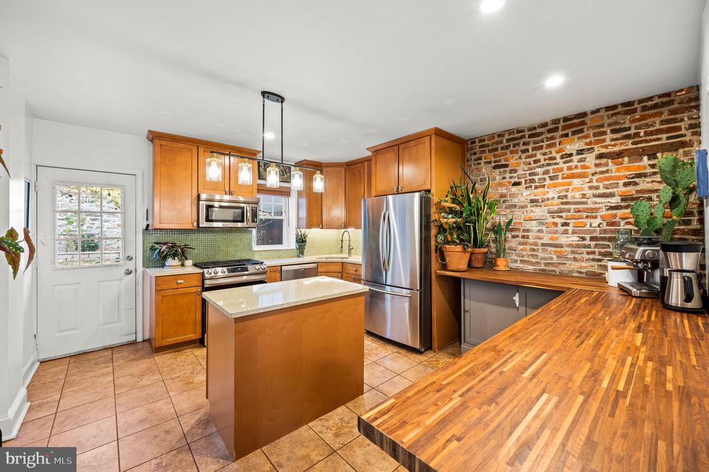 562 MONASTERY AVENUE
