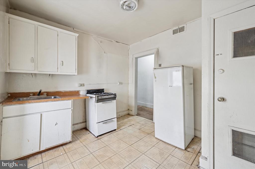 121 W SHARPNACK STREET