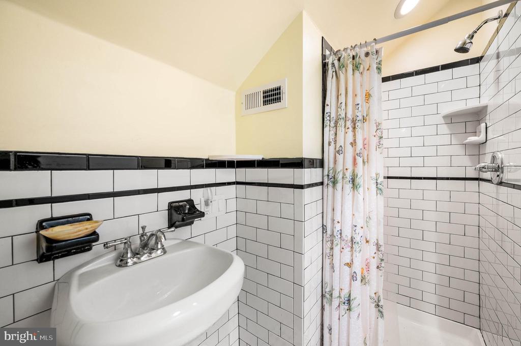 520 W MERMAID LANE