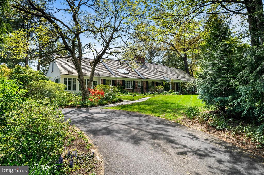 520 W MERMAID LANE