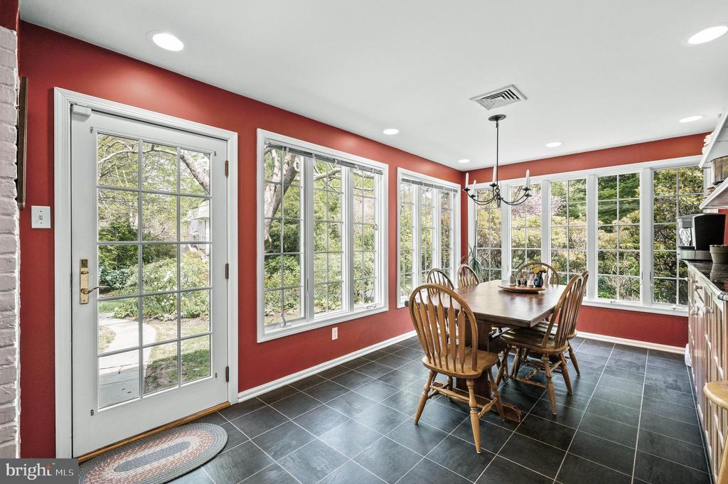 520 W MERMAID LANE
