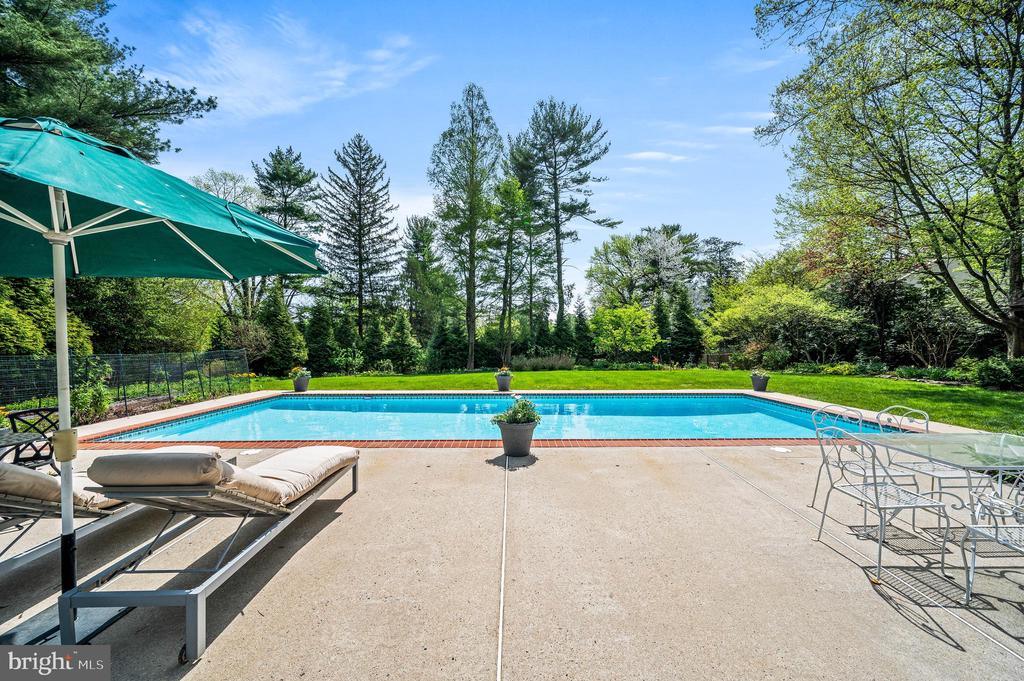 520 W MERMAID LANE