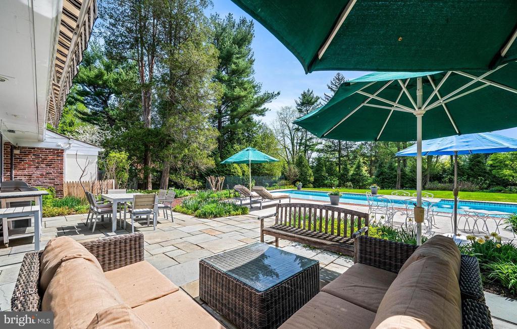520 W MERMAID LANE