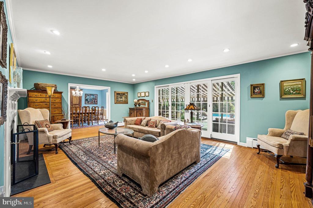 520 W MERMAID LANE