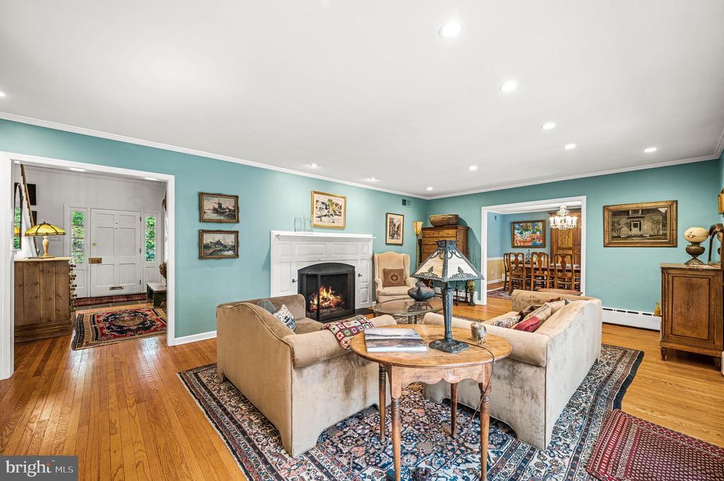 520 W MERMAID LANE