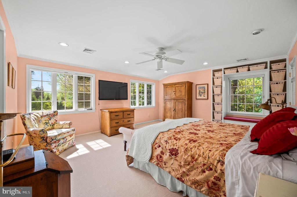520 W MERMAID LANE
