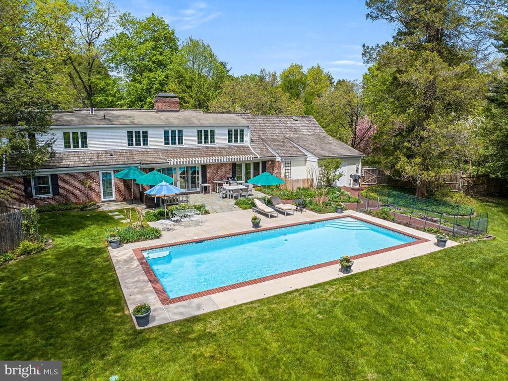 520 W MERMAID LANE