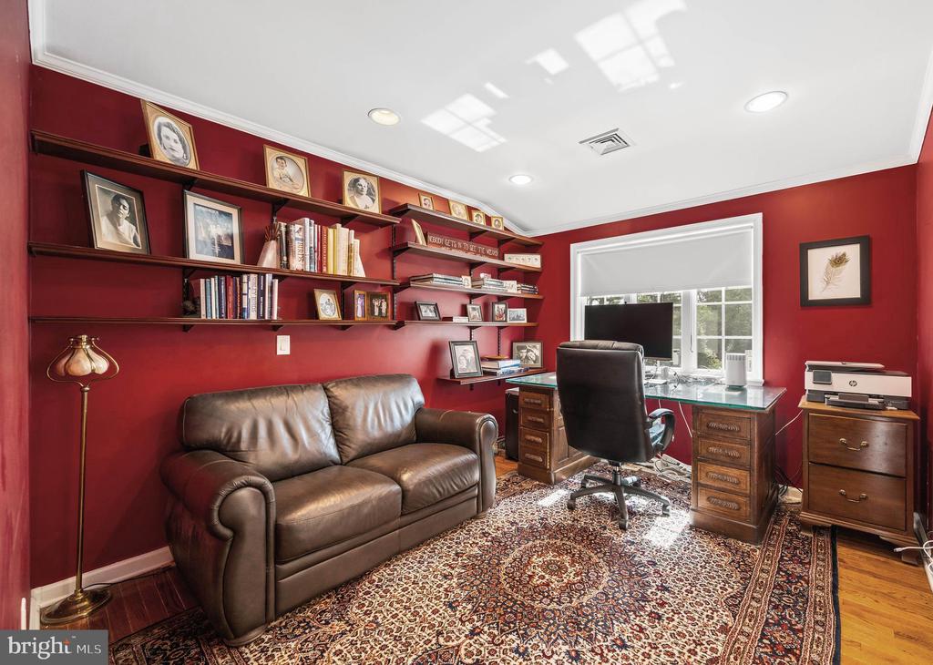 520 W MERMAID LANE