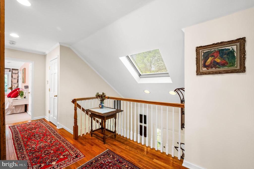 520 W MERMAID LANE