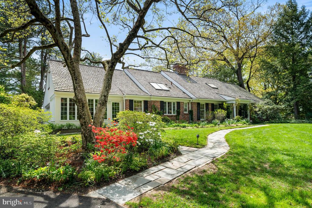 520 W MERMAID LANE