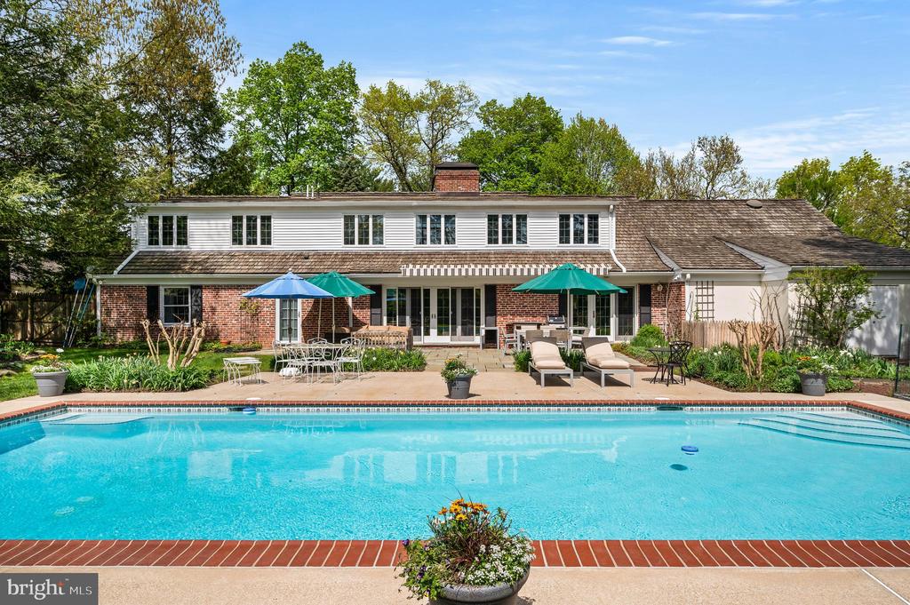 520 W MERMAID LANE