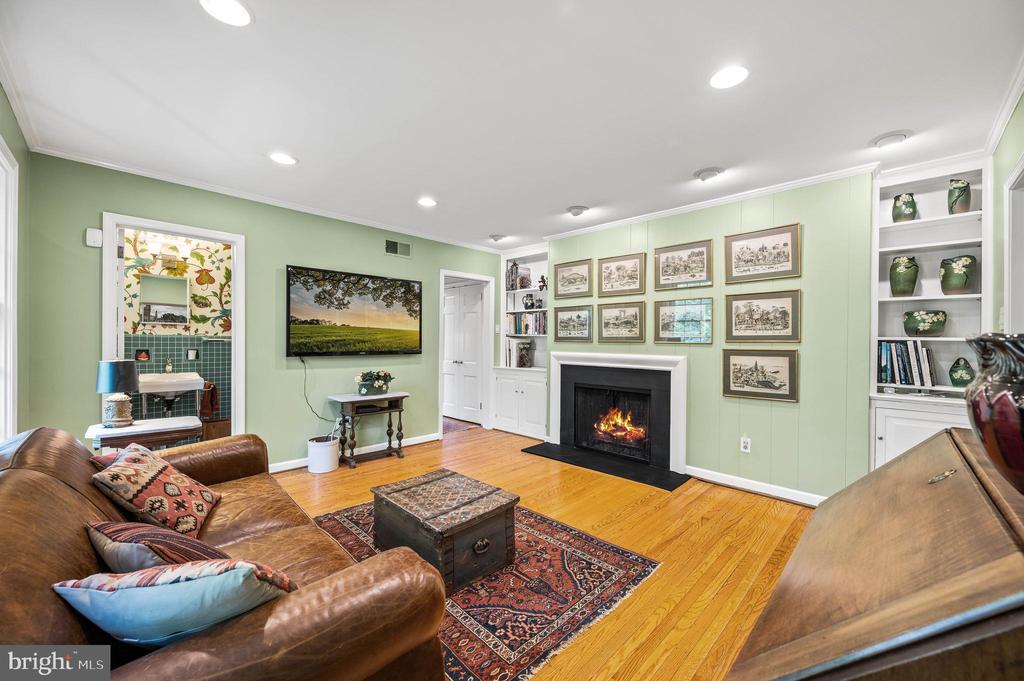 520 W MERMAID LANE