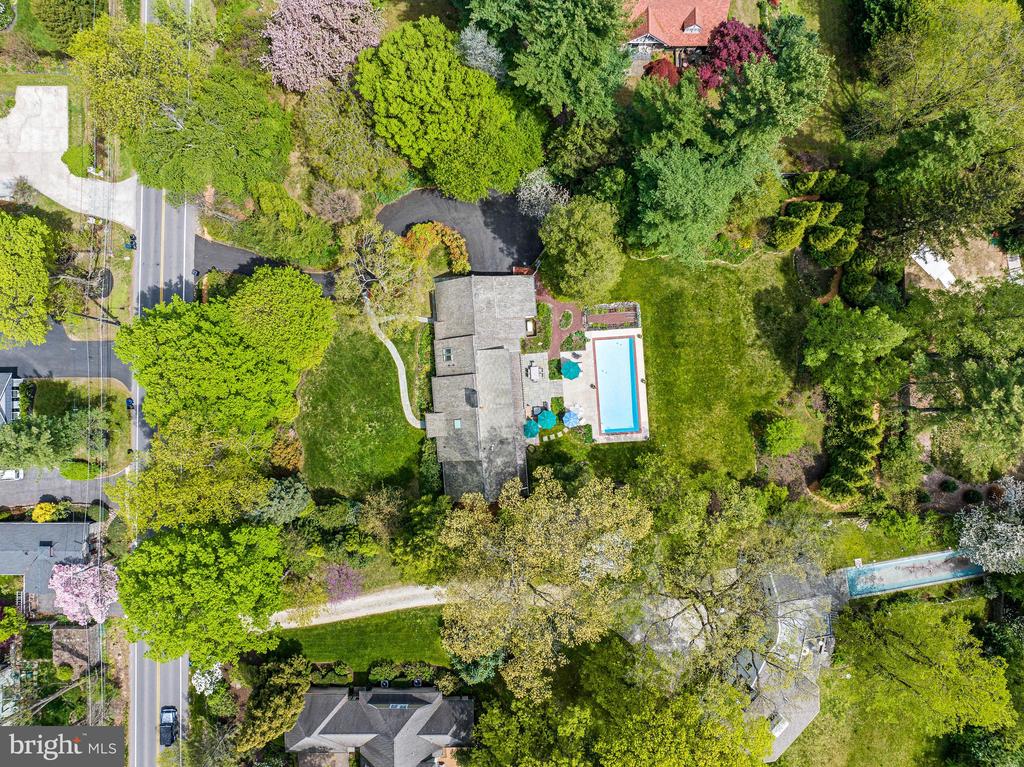 520 W MERMAID LANE