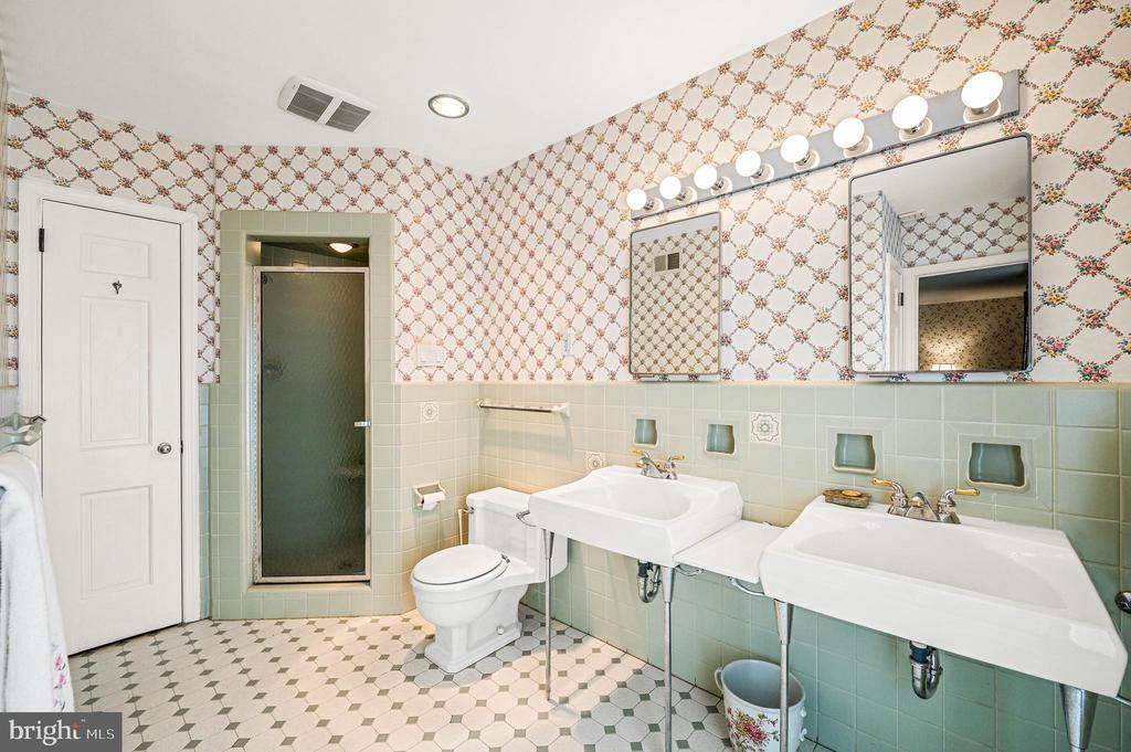 520 W MERMAID LANE