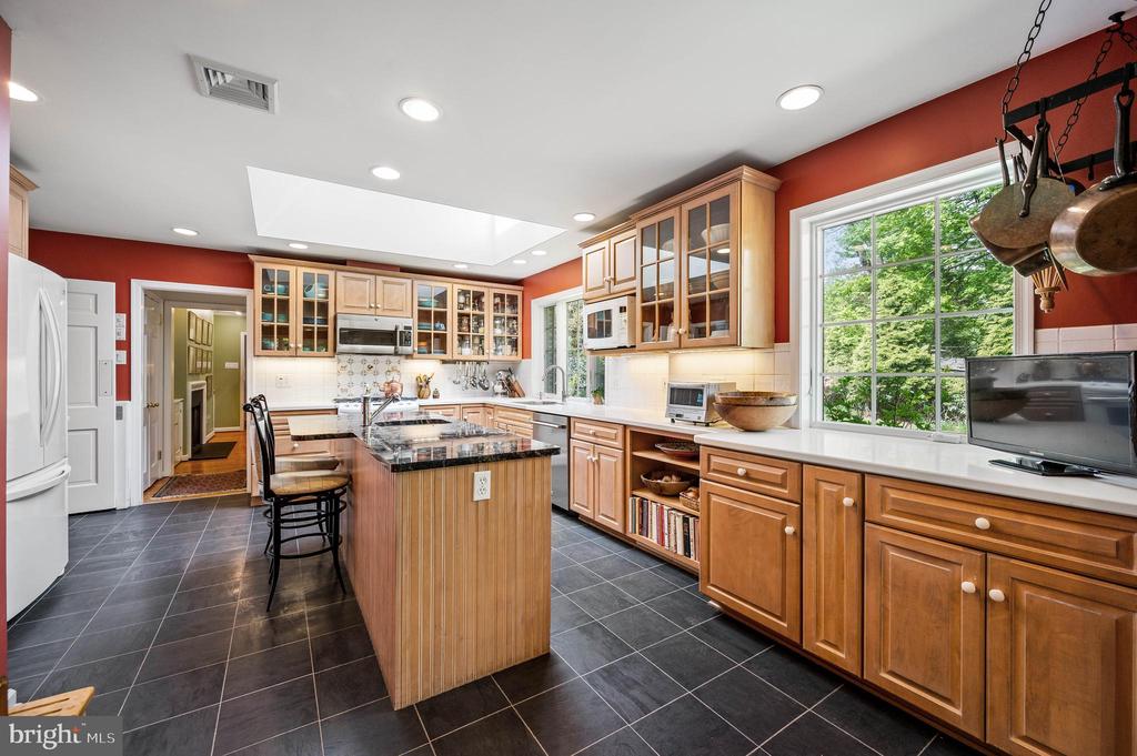 520 W MERMAID LANE