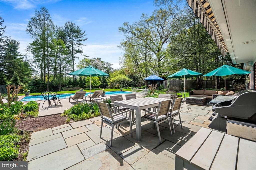 520 W MERMAID LANE