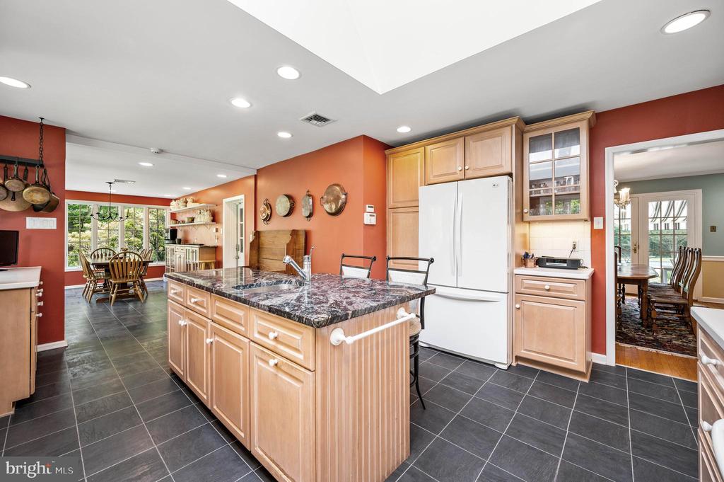 520 W MERMAID LANE