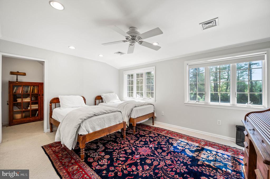 520 W MERMAID LANE