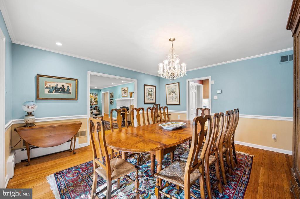 520 W MERMAID LANE