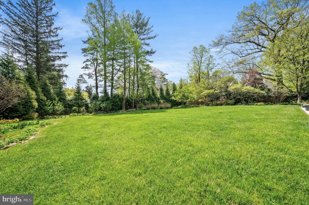 520 W MERMAID LANE