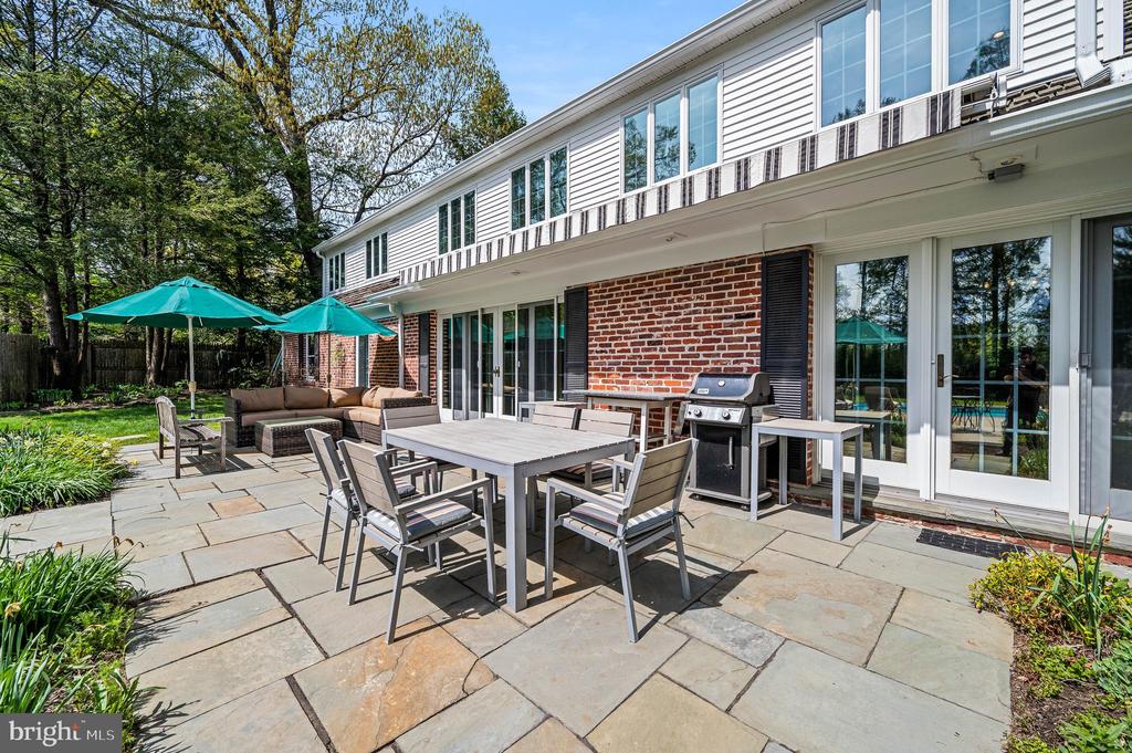 520 W MERMAID LANE