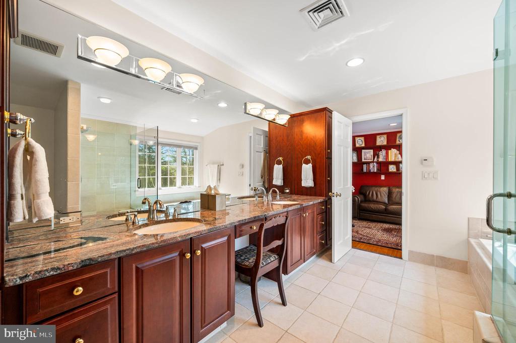 520 W MERMAID LANE