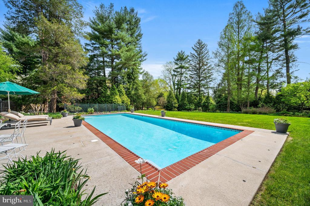 520 W MERMAID LANE