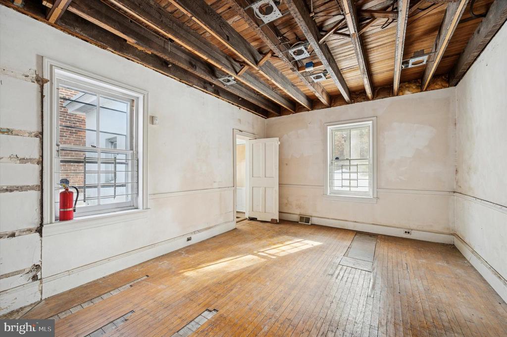 264 W WASHINGTON LANE