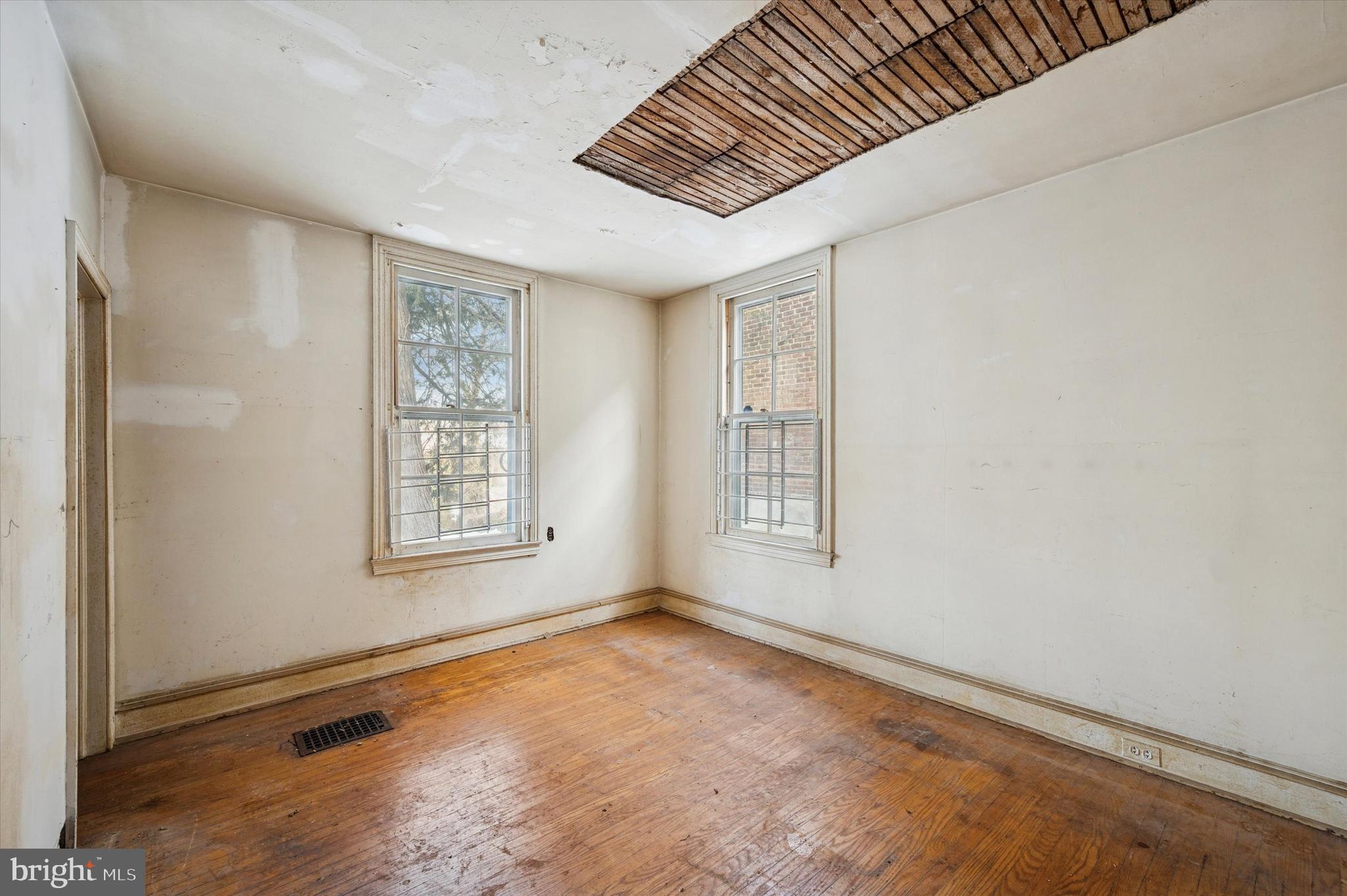 264 W WASHINGTON LANE