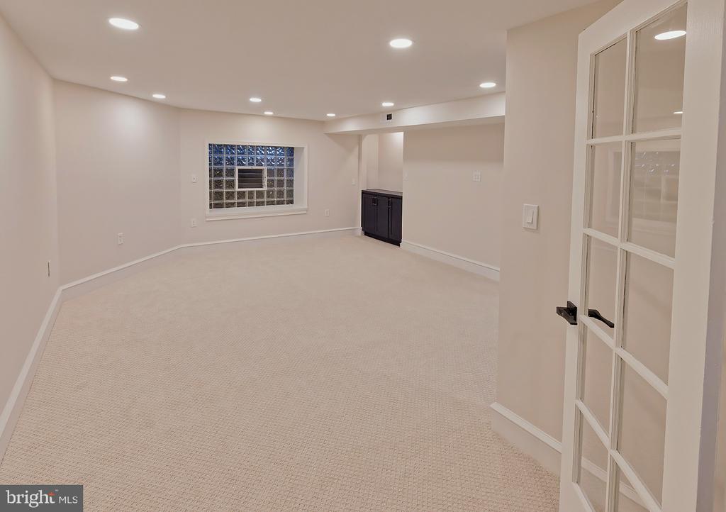 501 E ALLENS LANE