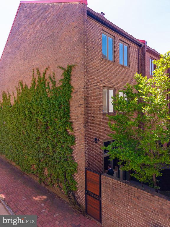 406 S 6TH STREET