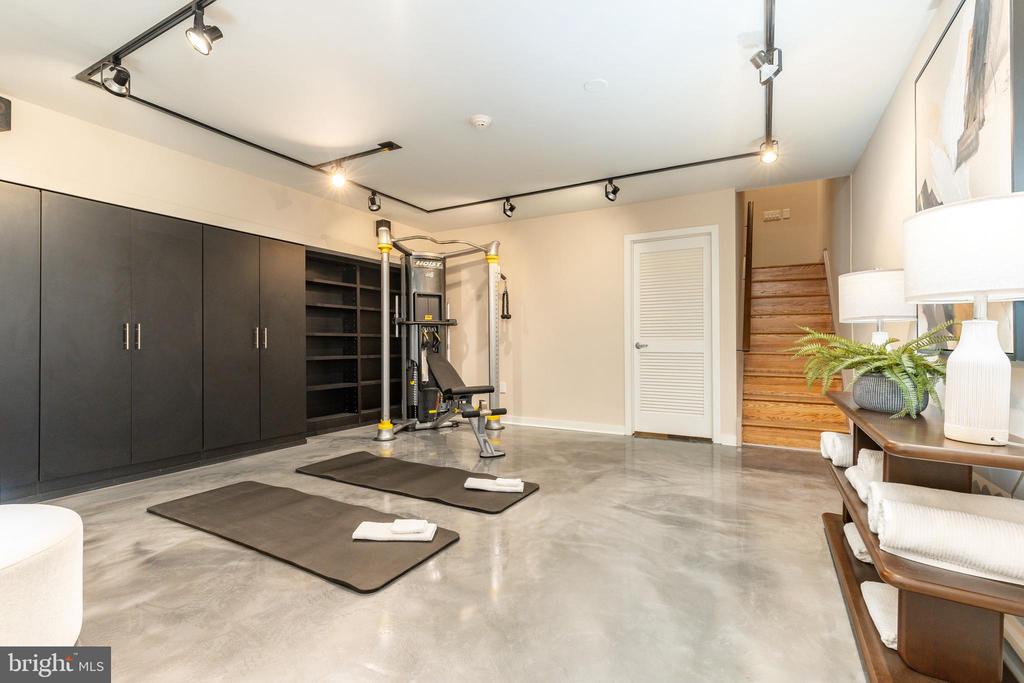 406 S 6TH STREET