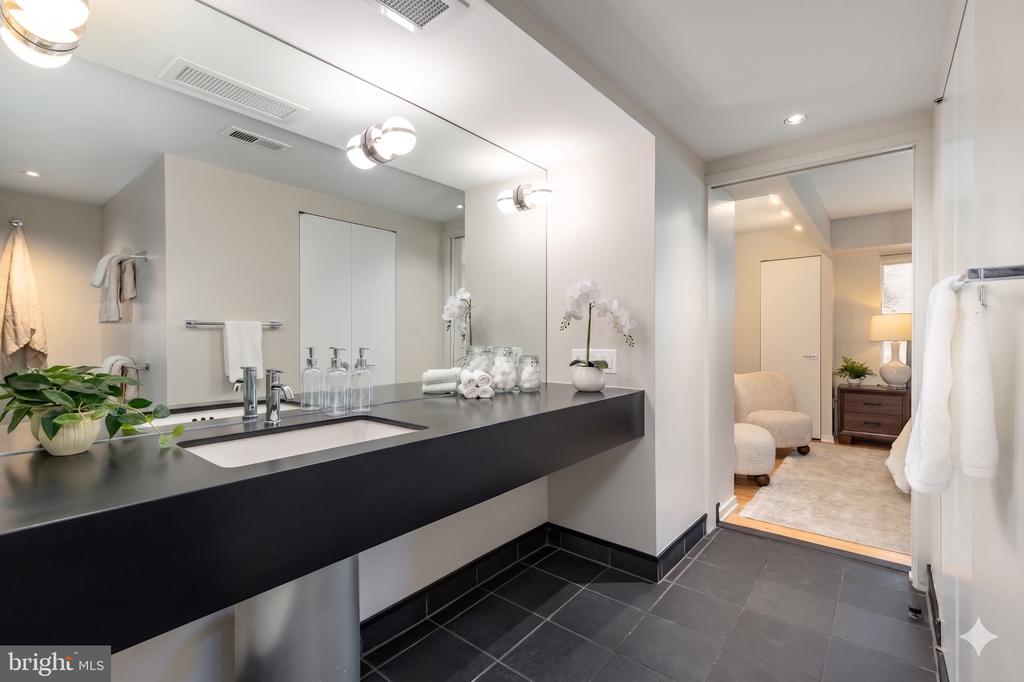 406 S 6TH STREET