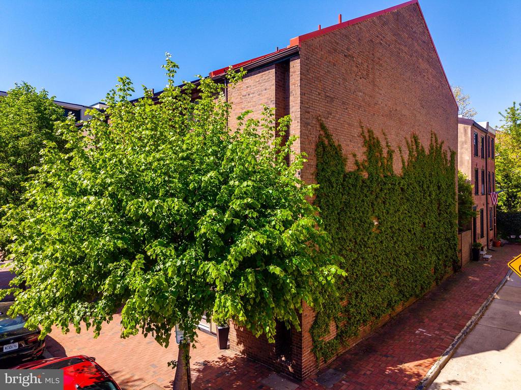 406 S 6TH STREET